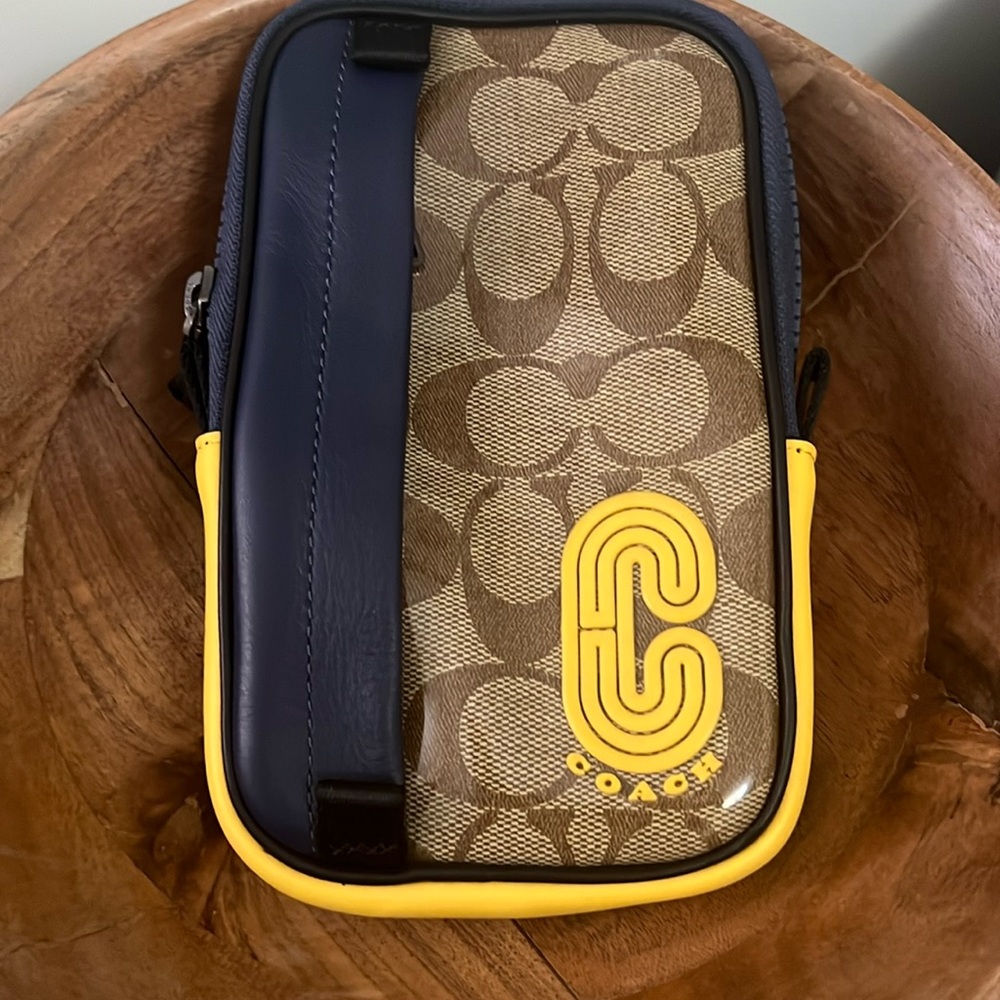 Coach north south pouch for men
Navy yellow and coated canvas coach print